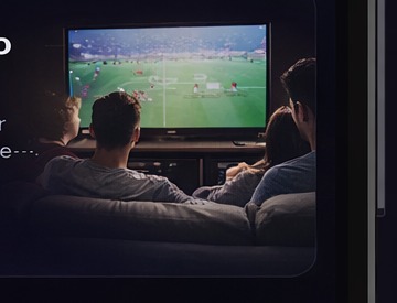 Personas viendo televisión en vivo